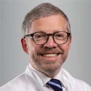 Erfolgreiche nichtchirurgische Periiimplantitistherapie