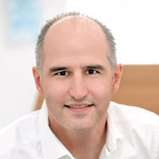 Erfolgreiche nichtchirurgische Periiimplantitistherapie